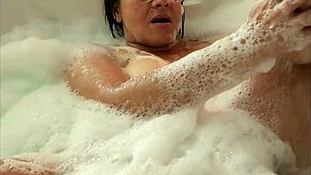 mi madrastra acepta ir al jaccuzi para follar con natural tits