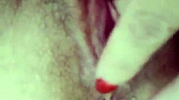 Prsti istražuju mokru pičku i klitoris