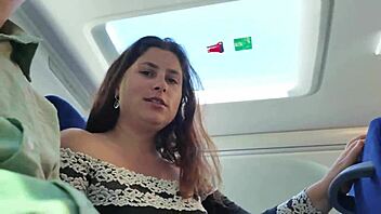 Може ли този ексхибиционист да съблазни MILF да смучи в обществения автобус?