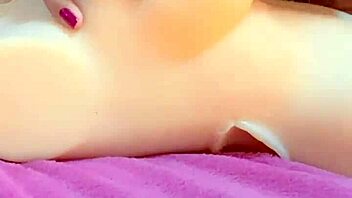 Loira gostosa se masturbando intensamente