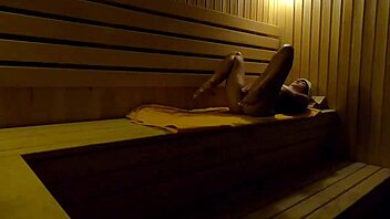 Skrytá kamera zachycuje mladou masturbující v sauně v noci