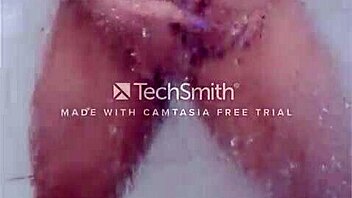 Sexy bath of the married woman in a relaxing routine