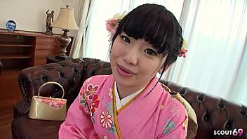 Japansk geisha 18+ udforsker behåret fisse ved første casting