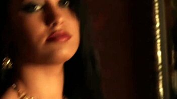 Indiai nő gyönyörűen táncol meztelenül