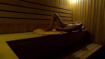Skrytá kamera zachycuje mladou masturbující v sauně v noci