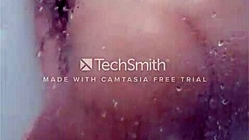 Sexy bath of the married woman in a relaxing routine