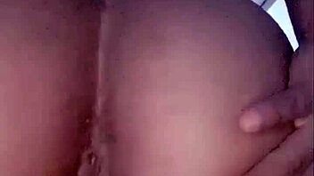 Elle écarte son cul comme une pro en vidéo courte