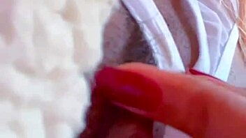 Loira gostosa se masturbando intensamente