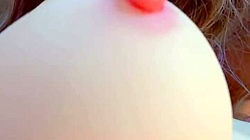 Loira gostosa se masturbando intensamente