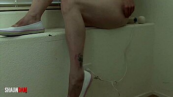 pale freckled faced holly lane plays with her pussy 😍