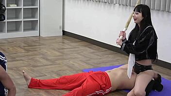 Se japansk femdom trampling med strapon og CBT action