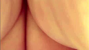 Siguiendo A Madura En La Calle Con Falda E Hilo