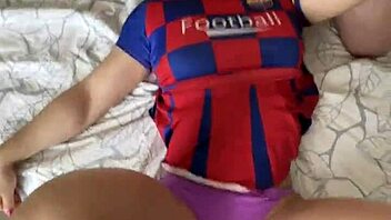 Vroča cheerleaderka ritfuka dva kurca