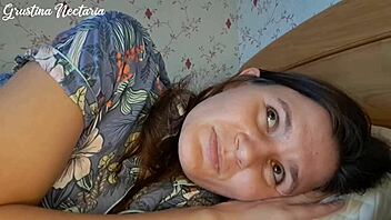 Hej, tvoje milující ruská přítelkyně tě probudí cucáním ptáka ve stylu ASMR v ložnici!