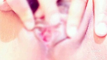 asian girl massages her clit 😍