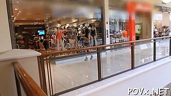 Ung liten jente føler hard hundestilling