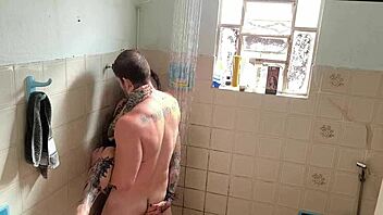 Quem nunca sonhou foder a meia-irma no banho