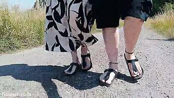 Barfuß in Birkenstocks in der Natur