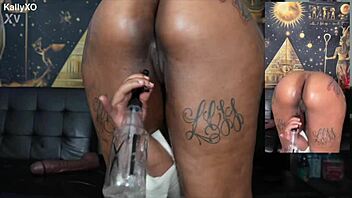 black pornstar stretches her huge ass and holes solo