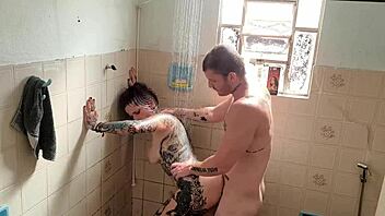 Quem nunca sonhou foder a meia-irma no banho