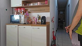 sexo arriscado com amigo dele enquanto marido no banho, quase pegos no rough fucking