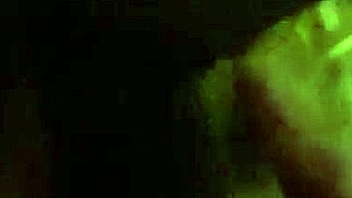 fiz a crossdresser lamber os meus pés, arrombei seu cu e depois meti porrada com luvas de boxe - completo no red