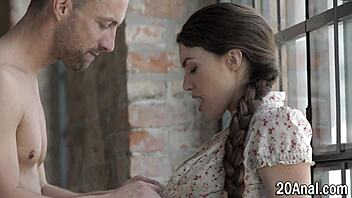 Jag tittar på när min babe får sin gapande rumpa sprutad med sperma från monsterkuks utlösning i hardcore-action