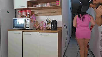 sexo arriscado com amigo dele enquanto marido no banho, quase pegos no rough fucking