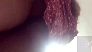 bajo la falda de mi vecinita latina masturbando su pussy