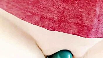 熟妈湿滑小穴露驼趾磨蹭