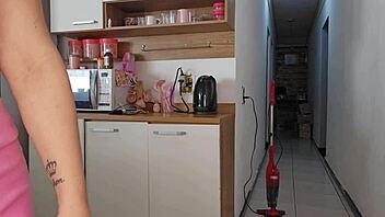 sexo arriscado com amigo dele enquanto marido no banho, quase pegos no rough fucking