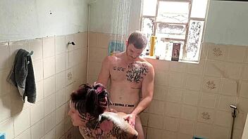 Quem nunca sonhou foder a meia-irma no banho