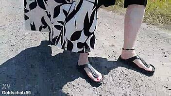 Barfuß in Birkenstocks in der Natur
