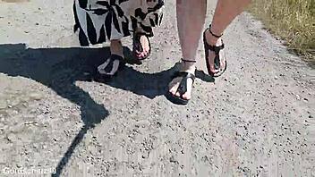 Barfuß in Birkenstocks in der Natur