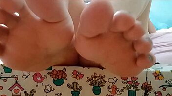 Feet fetish with a fat latina teasing her big pussy