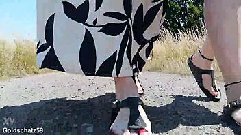 Barfuß in Birkenstocks in der Natur