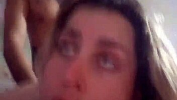 esas nalgas rebotan rico, me gusta chuparla toda y que me de bien 😍