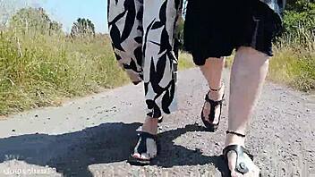 Barfuß in Birkenstocks in der Natur