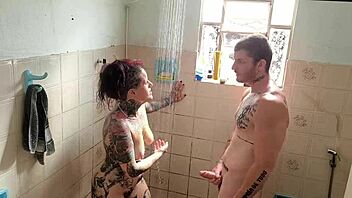 Quem nunca sonhou foder a meia-irma no banho