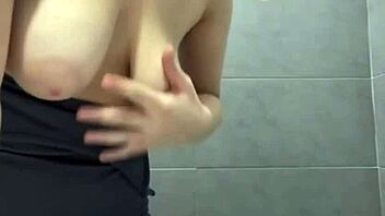 Fingering that BBW pussy in public, so risky! 😈