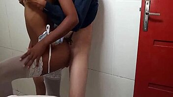 Comi a colegial no banheiro