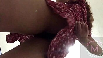 bajo la falda de mi vecinita latina masturbando su pussy