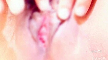 asian girl massages her clit 😍