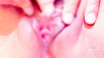 asian girl massages her clit 😍