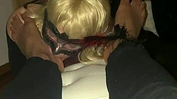 fiz a crossdresser lamber os meus pés, arrombei seu cu e depois meti porrada com luvas de boxe - completo no red