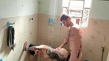 Quem nunca sonhou foder a meia-irma no banho