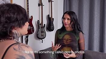 Photographer sucks pussy