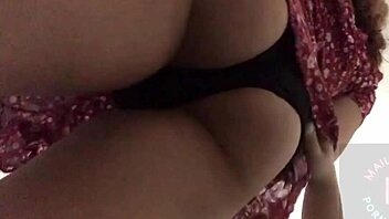 bajo la falda de mi vecinita latina masturbando su pussy