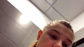 Fingering that BBW pussy in public, so risky! 😈