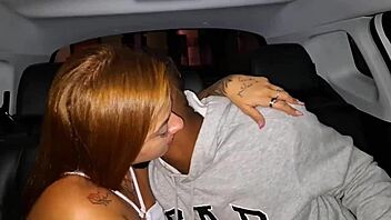 Dei uma carona pra minha vizinha e botei nela no banco de traz do carro!